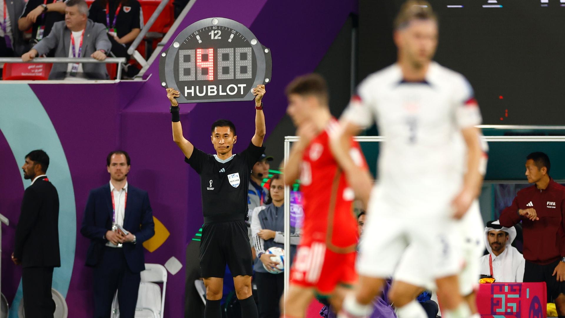 Bù giờ trong bóng đá: Nguyên nhân thời gian bù giờ dài hơn bình thường ở World Cup 2022